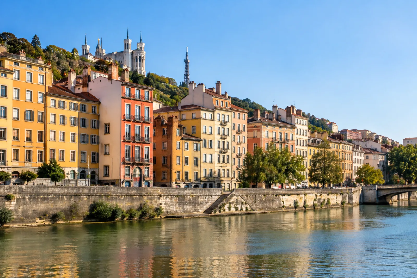 Immeubles anciens colorés sur un quai au bord de la rivière